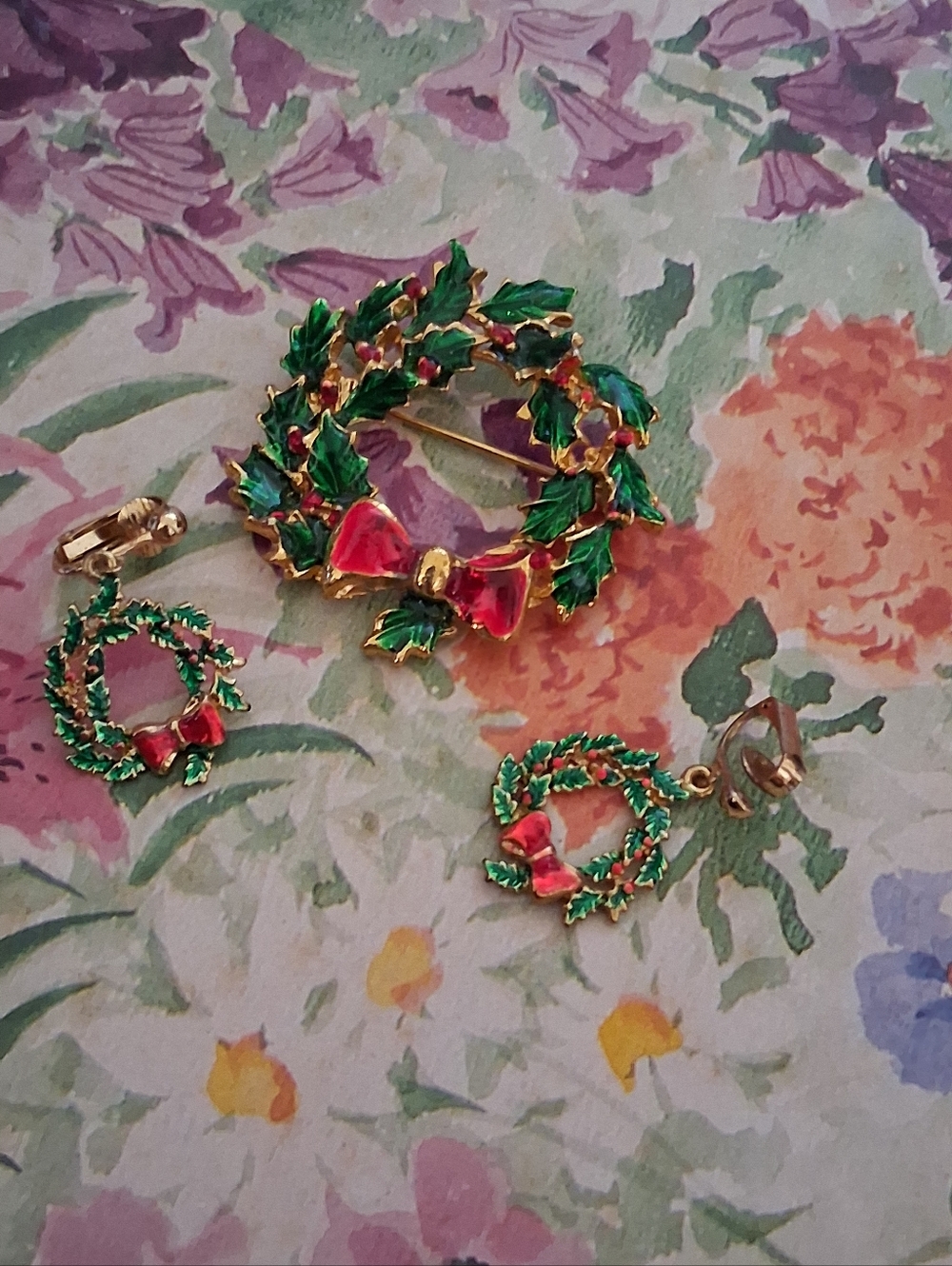 Gold Tone Green and Red Holiday Wreath Brooch and Earring Set